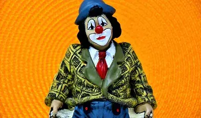 Jeszcze kilka dni temu media przychylne rządowi Donalda Tuska grzmiały o „wielkiej aferze PiS” i „dziwnej sprzedaży działki pod CPK”. Politycy Koalicji Obywatelskiej rzucali mocne oskarżenia, a premierowi Tuskowi zdawało się, że oto ma gotowy dowód na nieprawidłowości poprzedników. Tymczasem dziś – jak to często bywa – rzeczywistość brutalnie zweryfikowała polityczne inscenizacje.