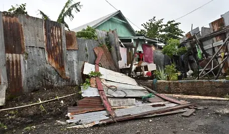 Zniszczenia po huraganie Melissa na Jamajce – zalane ulice, powalone drzewa i zniszczone domy po przejściu wiatru o prędkości 295 km/h. Ratownicy próbują dotrzeć do uwięzionych mieszkańców.