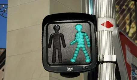 Europa widziała już różne pomysły na poprawę bezpieczeństwa, ale to, co właśnie przyjęto w Bratysławie, przejdzie chyba do historii kuriozalnych przepisów. Od 1 stycznia 2026 roku na Słowacji zacznie obowiązywać ograniczenie prędkości… na chodniku. I nie, to nie żart.