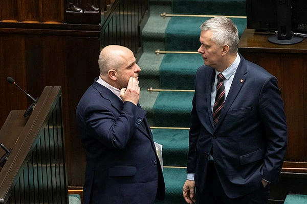 Tyle miesięcznie wydają polscy posłowie. Jeden bije wszystkich na głowę