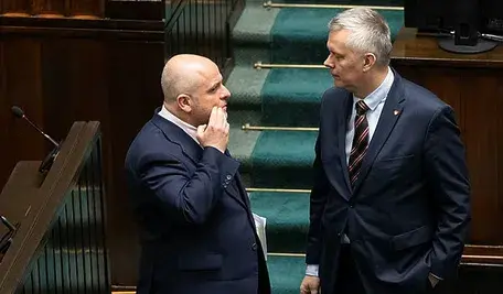 Poseł Koalicji Obywatelskiej Paweł Kowal podczas posiedzenia Sejmu, uznany za rekordzistę wydatków w 2024 roku.