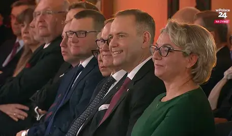 Karol Nawrocki podczas gali Człowiek Wolności tygodnika Sieci. Obok niego siedzi senator Grzegorz Bierecki i minister Paweł Szefernaker