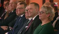 Karol Nawrocki podczas gali Człowiek Wolności tygodnika Sieci. Obok niego siedzi senator Grzegorz Bierecki i minister Paweł Szefernaker