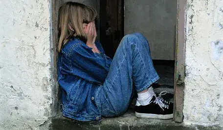 child-is-sitting-1816400_1280.webp