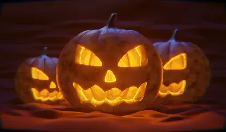 Lampiony z dyni na tle kościoła – przypomnienie chrześcijańskich korzeni Halloween