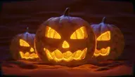 Lampiony z dyni na tle kościoła – przypomnienie chrześcijańskich korzeni Halloween