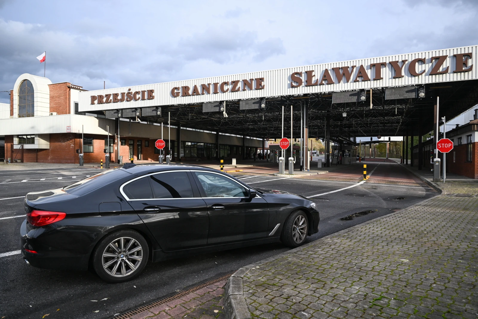 Setki tysięcy młodych Ukraińców opuszczają kraj. Nowe prawo Zelenskiego wywołało masowy exodus do Polski