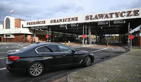 Przejście graniczne w Sławatyczach. Setki tysięcy młodych Ukraińców opuściło swój kraj w obawy przed poborem. To efekt nowego prawa.