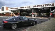Przejście graniczne w Sławatyczach. Setki tysięcy młodych Ukraińców opuściło swój kraj w obawy przed poborem. To efekt nowego prawa. 