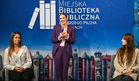 Pierwsza dama Marta Nawrocka podczas oficjalnego wystąpienia.