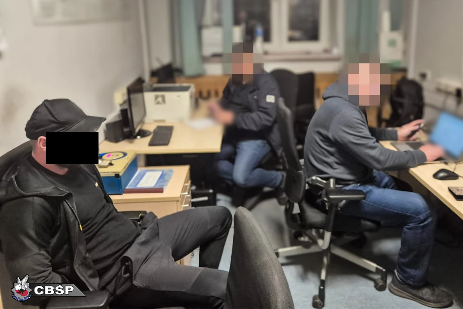 Sceny, jak z filmu: Polacy przebrani za policjantów napadali na fabryki papierosów w UE