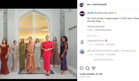 Iga Świątek podczas prezentacji zawodniczek WTA Finals 2025 w Rijadzie – polska tenisistka w eleganckiej sukience