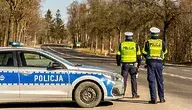 Policjanci podczas kontroli drogowej.