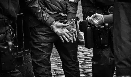 Policjanci obezwładniają i zatrzymują podejrzanego mężczyznę podczas akcji służb, zdjęcie ilustracyjne.