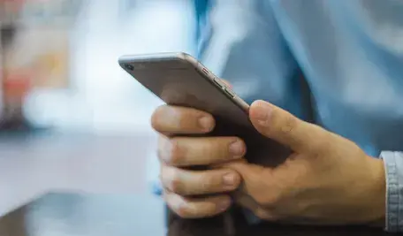 iphone-smartphone-writing-hand-apple-technology-641621-pxhere.com.webp