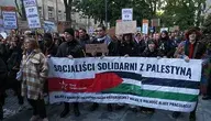 Manifestacja propalestyńska przed siedzibą MSZ w Warszawie, 2 bm. Izrael ogłosił 2 bm. przechwycenie kilkudziesięciu zmierzających do Strefy Gazy łodzi Globalnej Flotylli Sumud (GSF). Flotylla Sumud to międzynarodowa inicjatywa z pomocą dla Strefy Gazy. Na pokładzie jednostek wchodzących w jej skład znajdują się przedstawiciele ponad 40 krajów, w tym również Polacy, wśród nich poseł na Sejm RP Franciszek Sterczewski. (mr) PAP/Paweł Supernak