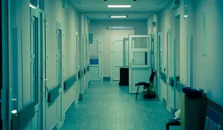corridor-5985432_1280.webp