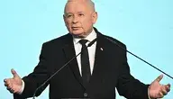 Alt: Jarosław Kaczyński, prezes Prawa i Sprawiedliwości, podczas konferencji prasowej komentuje wypowiedź Sławomira Mentzena na temat ewentualnego paktu senackiego z udziałem prezydenta Karola Nawrockiego.