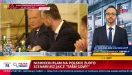 Kadr z programu „Piątka Pereiry” w Telewizji wPolsce24. Prowadzący Samuel Pereira komentuje artykuł niemieckiego dziennikarza Klausa Bachmanna o możliwości usunięcia prezesa NBP Adama Glapińskiego. Na ekranie widać także archiwalne ujęcie z Donaldem Tuskiem podczas spotkania przy stole.