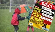 Dwójka małych dzieci w kolorowych kurtkach i kaloszach bawi się na trawie pod wspólnym parasolem. Nałożona na zdjęcie okładka tygodnika „Sieci” z tytułem „Czy Niemcy chcą, żeby Polska wymarła?” ilustruje debatę o spadku dzietności i medialnym promowaniu bezdzietności z wyboru.