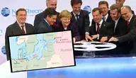Angela Merkel, Gerhard Schröder i Dmitrij Miedwiediew podczas uruchomienia gazociągu Nord Stream; na mapie widoczny przebieg rurociągu z Rosji do Niemiec przez Bałtyk – symbol polityczno-energetycznych powiązań Europy z Kremlem.
