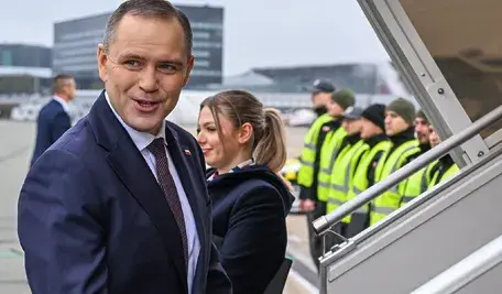 Warszawa, 09.10.2025. Prezydent RP Karol Nawrocki wchodzi na pokład samolotu na lotnisku wojskowym w Warszawie, 9 bm. Prezydent Nawrocki udaje się z dwudniową wizytą do Estonii, w związku z udziałem w Spotkaniu Prezydentów Państw Grupy Arraiolos w Tallinnie.