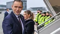 Warszawa, 09.10.2025. Prezydent RP Karol Nawrocki wchodzi na pokład samolotu na lotnisku wojskowym w Warszawie, 9 bm. Prezydent Nawrocki udaje się z dwudniową wizytą do Estonii, w związku z udziałem w Spotkaniu Prezydentów Państw Grupy Arraiolos w Tallinnie. 