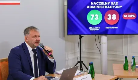 Minister sprawiedliwości Waldemar Żurek na konferencji prasowej w siedzibie Ministerstwa Sprawiedliwości w Warszawie. Tematem spotkania była prezentacja projektu ustawy "praworządnościowej" i omówienie jej założeń.