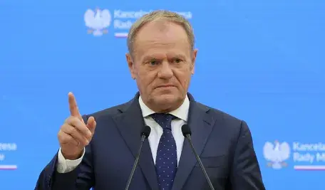Warszawa, 07.10.2025. Premier Donald Tusk podczas wspólnej konferencji prasowej z premier Litwy po spotkaniu w Kancelarii Prezesa Rady Ministrów w Warszawie, 7 bm
