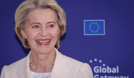 Uśmiechnięta Ursula von der Leyen po głosowaniu w Parlamencie Europejskim.