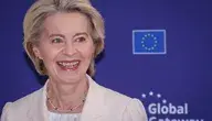 Uśmiechnięta Ursula von der Leyen po głosowaniu w Parlamencie Europejskim.