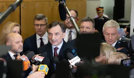 Były minister sprawiedliwości Zbigniew Ziobro w studiu RMF FM zapowiada pozwy za wypowiedzi o aferze Pegasusa – odpowiada na zarzuty o finansowanie systemu z Funduszu Sprawiedliwości.