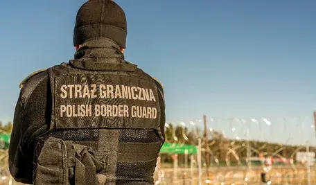 Polski strażnik graniczny w mundurze, stojący tyłem podczas służby – zdjęcie ilustracyjne do informacji o ataku na funkcjonariuszy w Gruzji