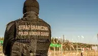 Polski strażnik graniczny w mundurze, stojący tyłem podczas służby – zdjęcie ilustracyjne do informacji o ataku na funkcjonariuszy w Gruzji