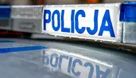 Policjanci zabezpieczają teren posesji w Pobiedziskach pod Poznaniem po interwencji, w której mężczyzna zaatakował funkcjonariuszkę nożem i został śmiertelnie postrzelony przez jej partnera
