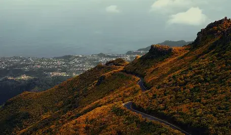 Widok na szlak górski w północnej części Madery w rejonie Boaventura, gdzie odnaleziono ciało 31-letniego turysty z Polski zaginionego podczas samotnej wędrówki w kierunku Pico Ruivo.