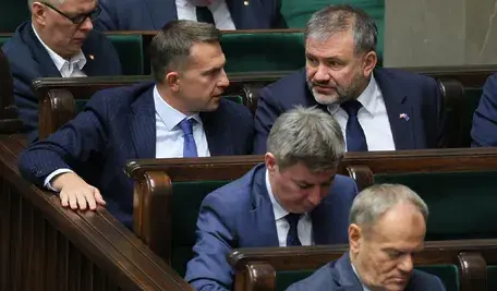 W najnowszym wywiadzie dla „Gazety Wyborczej” premier Donald Tusk odniósł się – bardzo krótko – do zarzutów wobec ministra sprawiedliwości Waldemara Żurka. Zapytany przez dziennikarza, który stwierdził, że „PiS zarzuca Żurkowi łamanie prawa”, premier odparł: