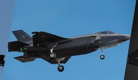 Polski myśliwiec F-35A „Husarz” podczas lotu testowego w Teksasie – nowoczesny samolot piątej generacji dla Sił Powietrznych RP, sfotografowany przez Erica Kilpatricka.