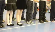 Dzieci stojące w rzędzie.
