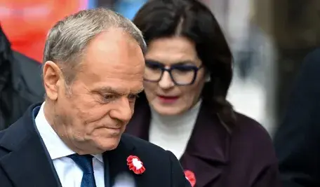 Obchody Narodowego Święta Niepodległości. Premier Donald Tusk przed Zieloną Bramą na gdańskim Długim Targu po zakończeniu parady niepodległości, 11 bm. 