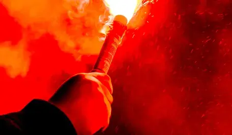 Jeden z uczestników lewicowej demonstracji postanowił rzucić racę na teren placówki dyplomatycznej Stanów Zjednoczonych w Warszawie 