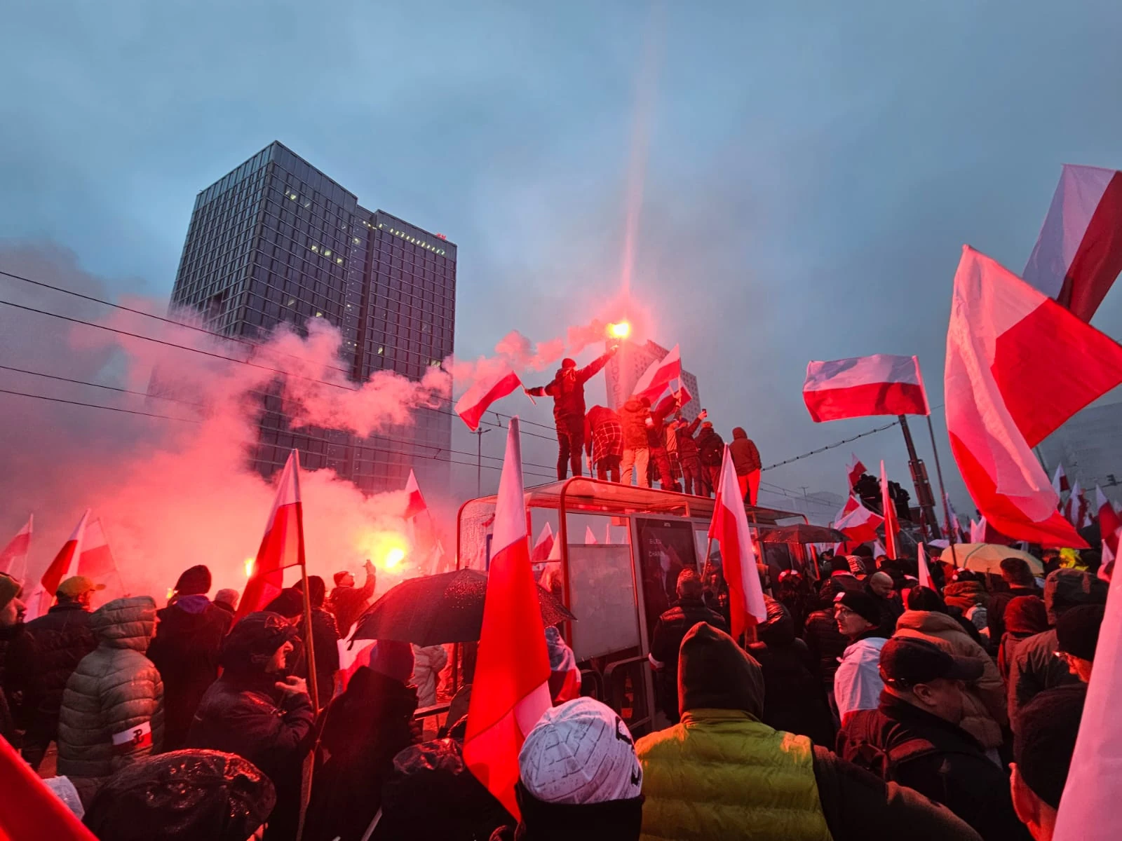 Pierwsze informacje o frekwencji w czasie Marszu Niepodległości w Warszawie. Ilu uczestników doliczył się stołeczny ratusz?