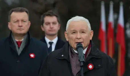Warszawa, 11.11.2025. Obchody Narodowego Święta Niepodległości. Prezes Prawa i Sprawiedliwości Jarosław Kaczyński (P) i poseł PiS Mariusz Błaszczak (L) przed pomnikiem marszałka Józefa Piłsudskiego przy Belwederze w Warszawie, 11 bm. (aldg) PAP/Paweł Supernak