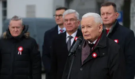 Jarosław Kaczyński podczas spotkania z młodzieżą z okazji Święta Niepodległości, przemawia o znaczeniu patriotyzmu i niepodległości Polski.