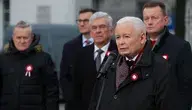Jarosław Kaczyński podczas spotkania z młodzieżą z okazji Święta Niepodległości, przemawia o znaczeniu patriotyzmu i niepodległości Polski.