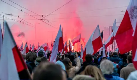 Uczestnicy Marszu Niepodległości w Warszawie niosą biało-czerwone flagi. Polskie miasta wspólnie świętują dziś Dzień Niepodległości.