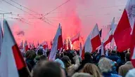 Uczestnicy Marszu Niepodległości w Warszawie niosą biało-czerwone flagi. Polskie miasta wspólnie świętują dziś Dzień Niepodległości.