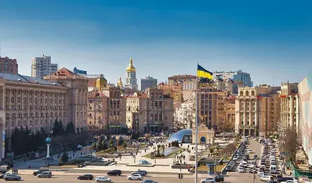 Premier Ukrainy Julia Swyrydenko podczas konferencji prasowej w Kijowie po ujawnieniu największego w historii kraju skandalu korupcyjnego dotyczącego Energoatomu. Na zdjęciu symbol walki władz z łapówkarstwem i kryzys zaufania w otoczeniu prezydenta Zełenskiego.”