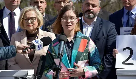 Na zdjęciu widać Paulinę Matysiak podczas wystąpienia publicznego,.