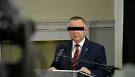 Były prezes Najwyższej Izby Kontroli Marian B. z zasłoniętymi oczami podczas publikacji informacji o postawionych mu zarzutach